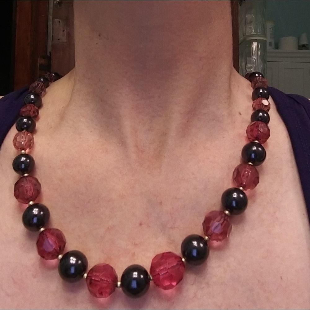2 for $20 VTG Graduated Fuschia Beaded Necklace - Picture 2 of 8
